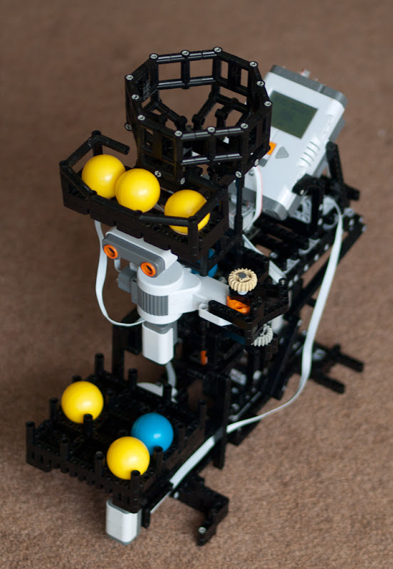 LEGO Mindstorms NXT TicTacToe (Naughts & Crosses) Playing Robot